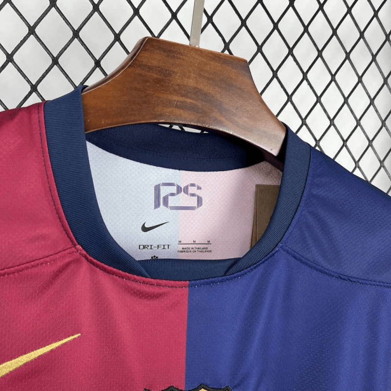 Camisa Barcelona Edição Especial Taylor Swift 2025 - Vermelha e Azul - (Feminina) - DA Sports Oficial