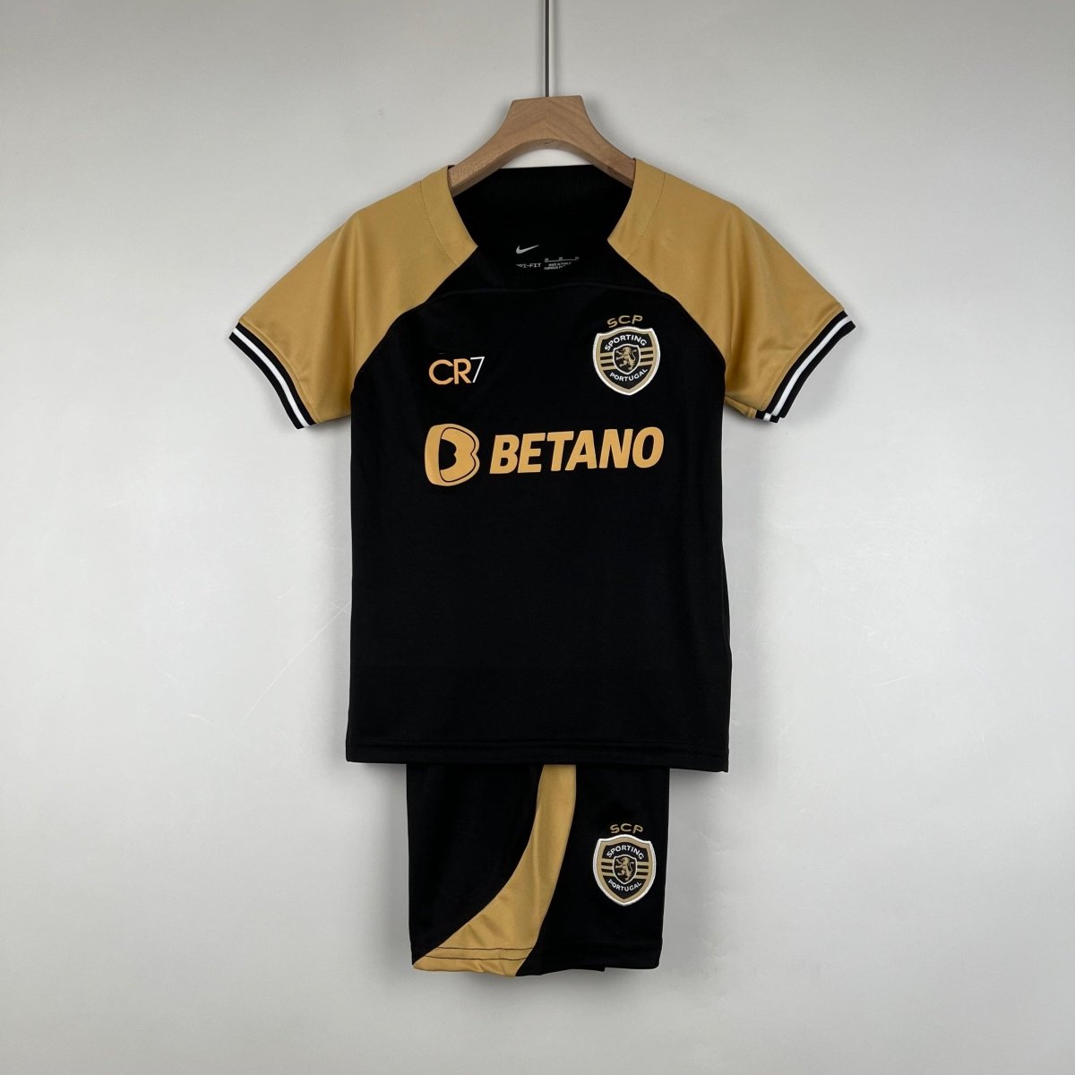 Kit Kids Sporting III 23/24 CR7 - Black and Dourado